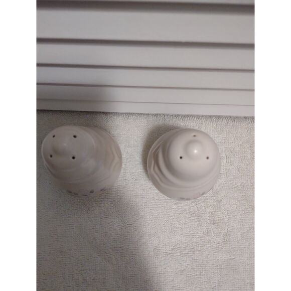 Pfaltzgraff Remembrance floral salt and pepper stoneware shakers set pair - Picture 2 of 7